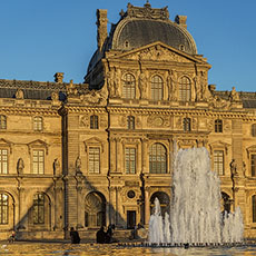 Le pavillon Sully du musée du Louvre au coucher du soleil.