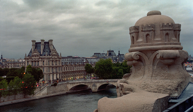 Le musée du Louvre vu du musée d’Orsay sur la Rive gauche.