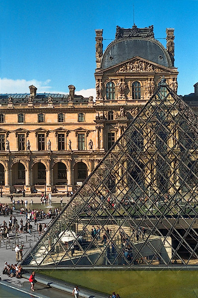 La Grande Pyramide du musée du Louvre le jour.