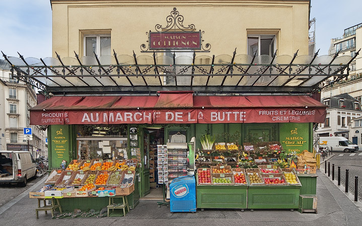 L’épicerie «Au Marché de la Butte» on rue des Trois-Frères in Montmartre.