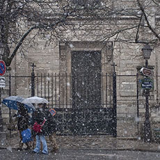 Rue du Mont Cenis, la place Jean Marais et l’église Saint-Pierre de Montmartre sous la neige.