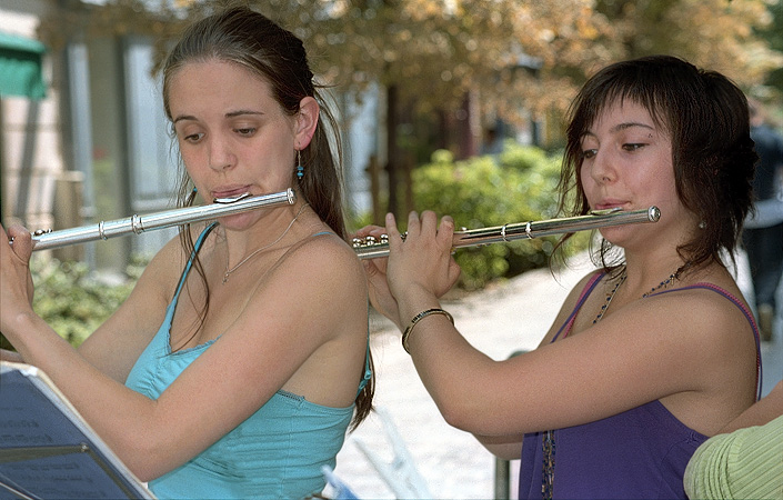 Deux jeune femmes en train de jouer de la flûte traversière sur la rue Vieille-du-Temple.