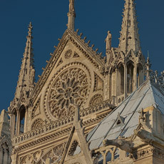 La rosace et la flèche de la façade sud de Notre-Dame.