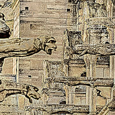 Des gargouilles surgissant du clocher nord de la cathédrale Notre-Dame de Paris, vues depuis la rue de la Cité.