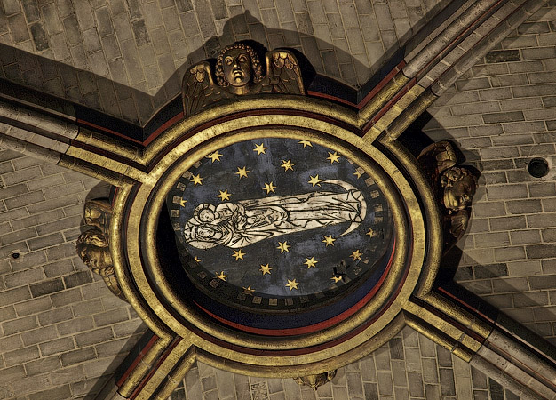 Le médaillon au centre du plafond de Notre-Dame.