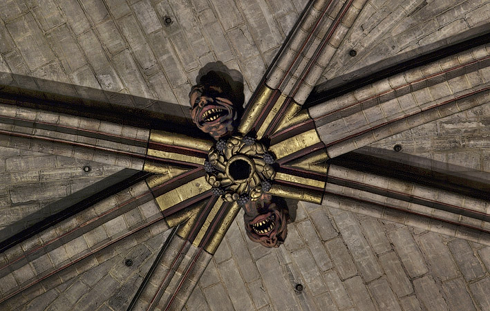 Des sculptures des monstres sur le plafond de Notre-Dame.