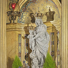 La statue de la Vierge Marie dans l’église Notre-Dame des Victoires.