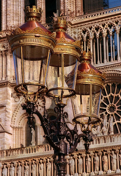 Des repliques des lampadaires haussmanniens devant Notre-Dame.