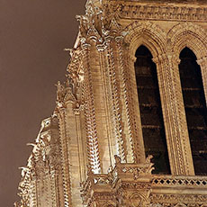 Le côté sud des tours de Notre-Dame le soir.