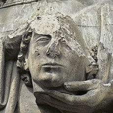 La statue de Saint-Denis sur la sacristie de Notre-Dame.