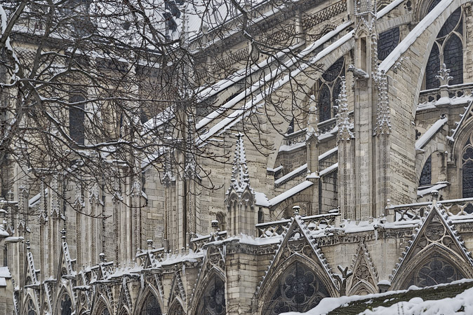 Les arcs boutants de Notre-Dame dans la neige.