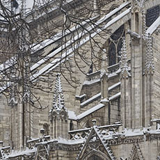 Les arcs boutants de Notre-Dame dans la neige.