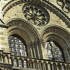 Des statues dans la Galerie des Rois de Notre-Dame.