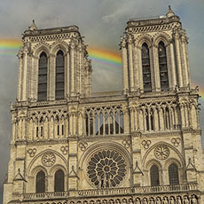Un arc-en-ciel derrière la façade principale de cathédrale Notre-Dame.