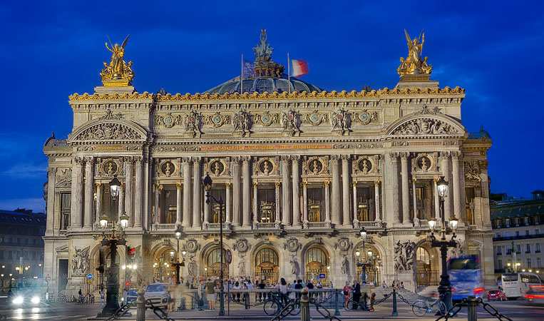 The main facade of l’Opéra Garnier at night