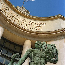 La statue en bronze de Apollo Musagète devant le palais de Chaillot.