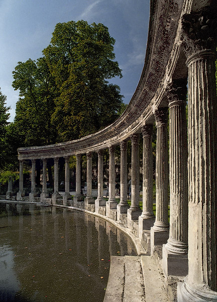 Une colonnade corinthienne dans le parc Monceau.