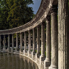 Des fausses ruines romaines autour du bassin ovale dans le parc Monceau.