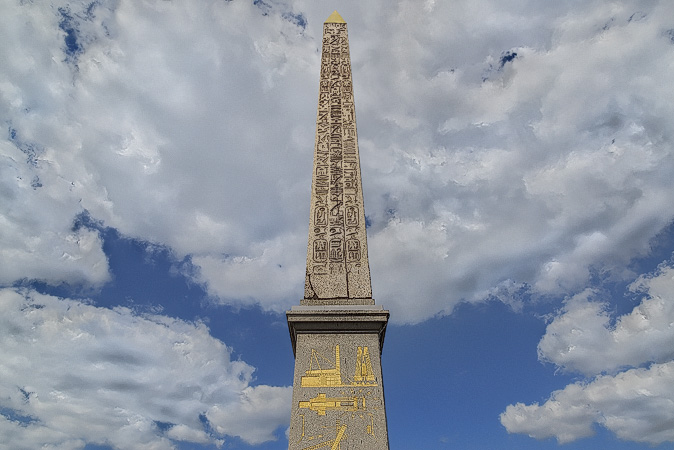 Des nuages derrière l’obélisque de Louxor dans la place de la Concorde.