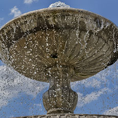 Des gouttes d’eau tombant dans une fontaine du square Louis XIII.