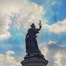 Le soleil brille à travers les nuages derrière la statue de Marianne dans la place de la République.