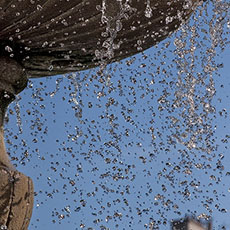 De l’eau tombant dans une fontaine dans le square Louis XIII.