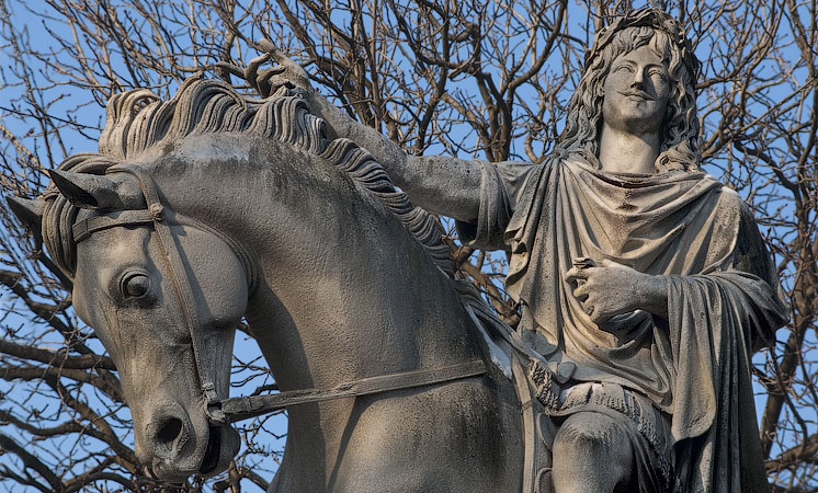La statue équestre de Louis XIII au centre de la place des Vosges.