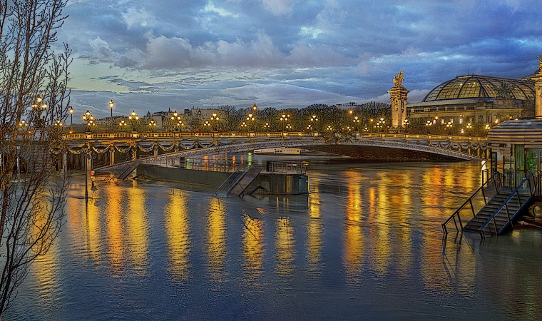 Pont Alexandre III la nuit lors des crues de la Seine en janvier 2018.