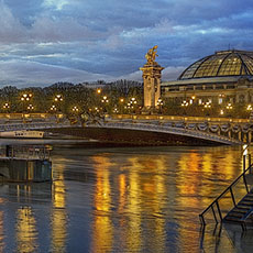 Pont Alexandre III la nuit lors des crues de la Seine en janvier 2018.