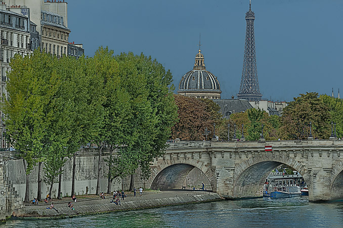 Pont-neuf, Quai de l’Horloge and the eastern tip of île de la Cité seen from the Right Bank. 