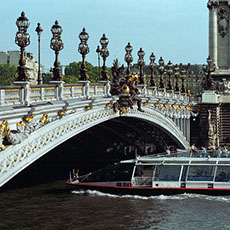 La face occidentale du pont Alexandre III et l’Hôtel des Invalides.