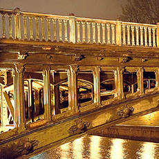 La face orientale du pont d’Arcole le soir.