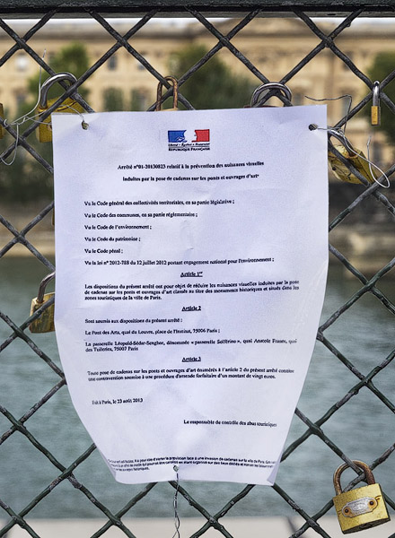 A notice from the Paris police warning of fines for putting locks on the pont des Arts.