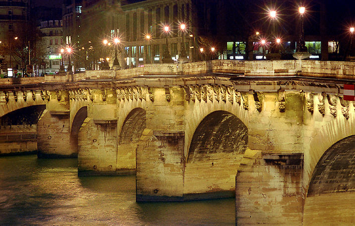 Pont Neuf seen from quai des Orfèvres at night.