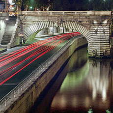 Des voiture sur la voie Georges-Pompidou la nuit.
