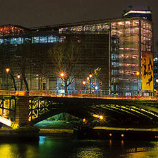 L’Institut du Monde Arabe et le pont de Sully le soir.