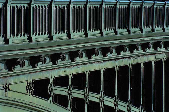 Railing and structural girders of the eastern side of pont de Sully.