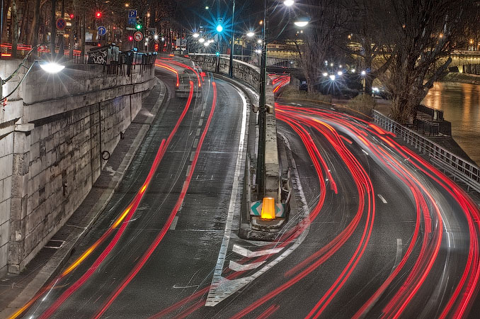 Cars driving on the voie Georges-Pompidou highway, seen from pont d’Arcole at night.