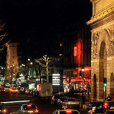 Les portes Saint-Denis et Saint-Martin sur le boulevard Saint-Denis le soir.