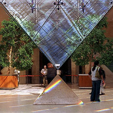 Des arcs-en-ciel projetés par la Pyramide Inversée du Carrousel du Louvre.