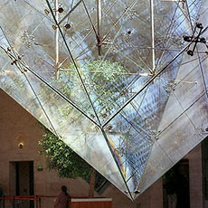Le point inférieur de la Pyramide Inversée du Carrousel du Louvre.