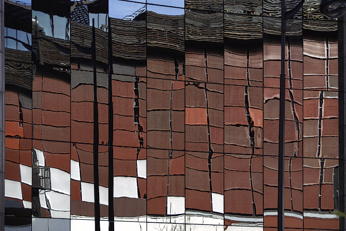 Le musée du quai Branly reflété dans les vitres d’un immeuble sur la rue de l’Université.