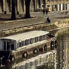 Un bateau de la ville de Paris sur le canal Saint-Martin près de la place Stalingrad.