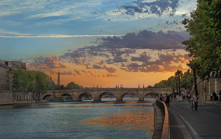 Le soleil couchant sur la Seine, quai de l’Horloge, pont Neuf, la Tour Eiffel, l’institut de France, vu de la voie Georges-Pompidou sur la rive droite.