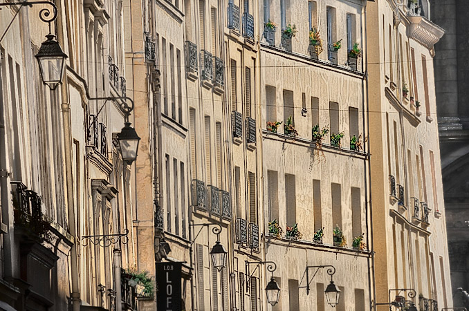 Des façades d’immeubles du côté sud-est de la rue de Sévigné.