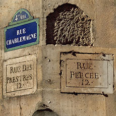 Cinq panneaux à l’angle de la rue Charlemagne et la rue du Prévôt.