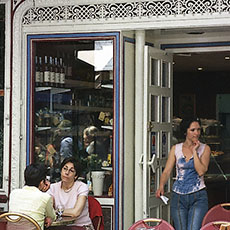 La terrasse de la pâtisserie Tarte Julie sur la rue Cler.
