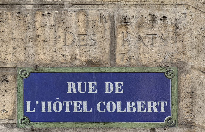Un panneau de la rue de l’Hôtel-Colbert en dessous son ancien nom, rue des Rats.