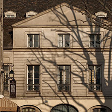 L’Hôtel de Croisilles et le café Le Sévigné sur la rue du Parc Royal.