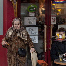 Une vieille femme sortant d’un tabac sur la rue Saint-Antoine.